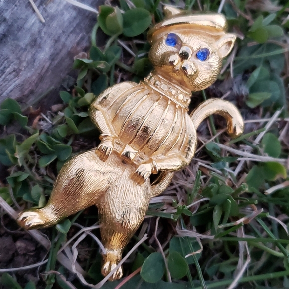 Gerrys Jewelry - Vtg Baret Sweater Wearing Gerry's Kitty Cat Figural Gold Rhinestone Brooch Pin